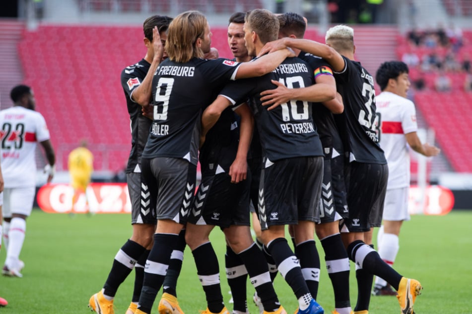 Der SC Freiburg bejubelt das 1:0 durch Nils Petersen (31).