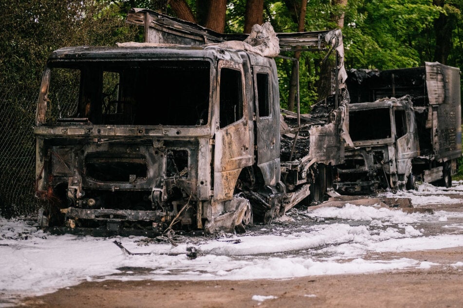 Nach Angaben der Polizei wurden sechs Fahrzeuge beschädigt, vier davon erlitten durch das Feuer einen Totalschaden.
