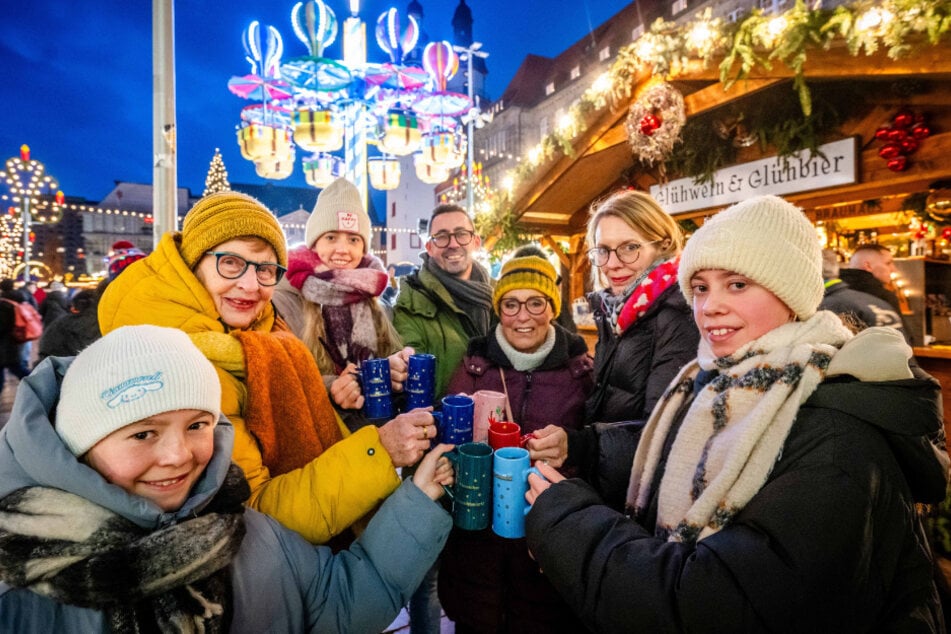 Anstoßen mit Glühwein und Punsch auf dem Chemnitzer Weihnachtsmarkt: Die Tassenreinigung im Anschluss wird in diesem Jahr teurer.