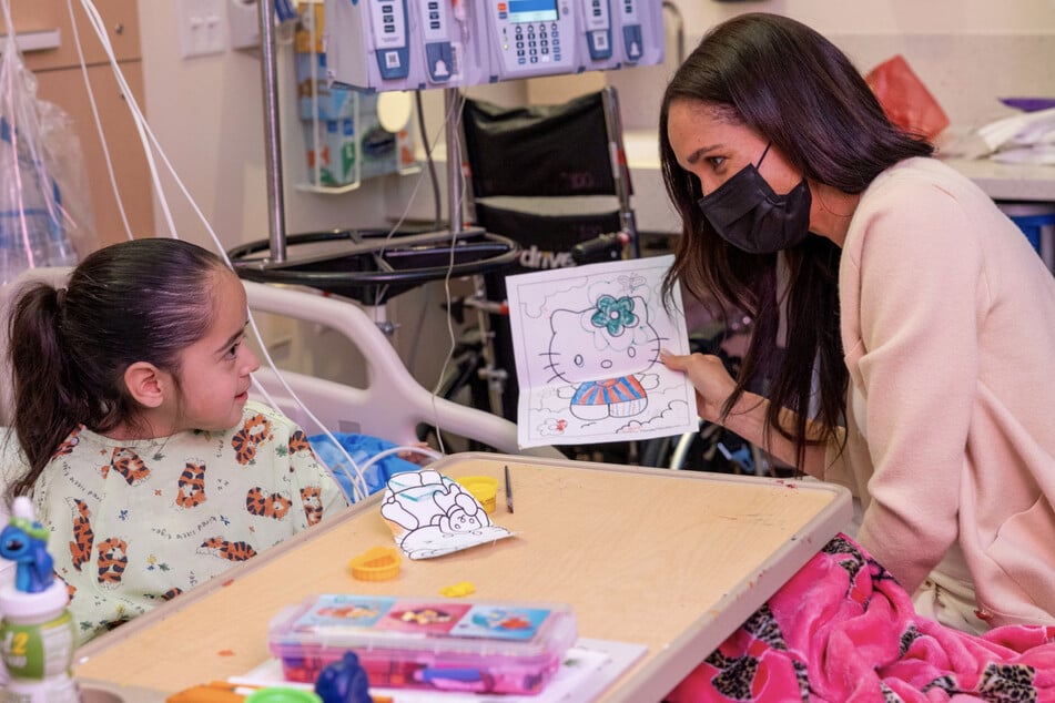 Meghan Markle (44, r.) besuchte am Donnerstag ein Kinderkrankenhaus.