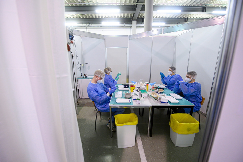 Gute Vorbereitung ist alles: Impfzentrum-Mitarbeiter in der Messe Dresden bereiten die Vakzine vor.