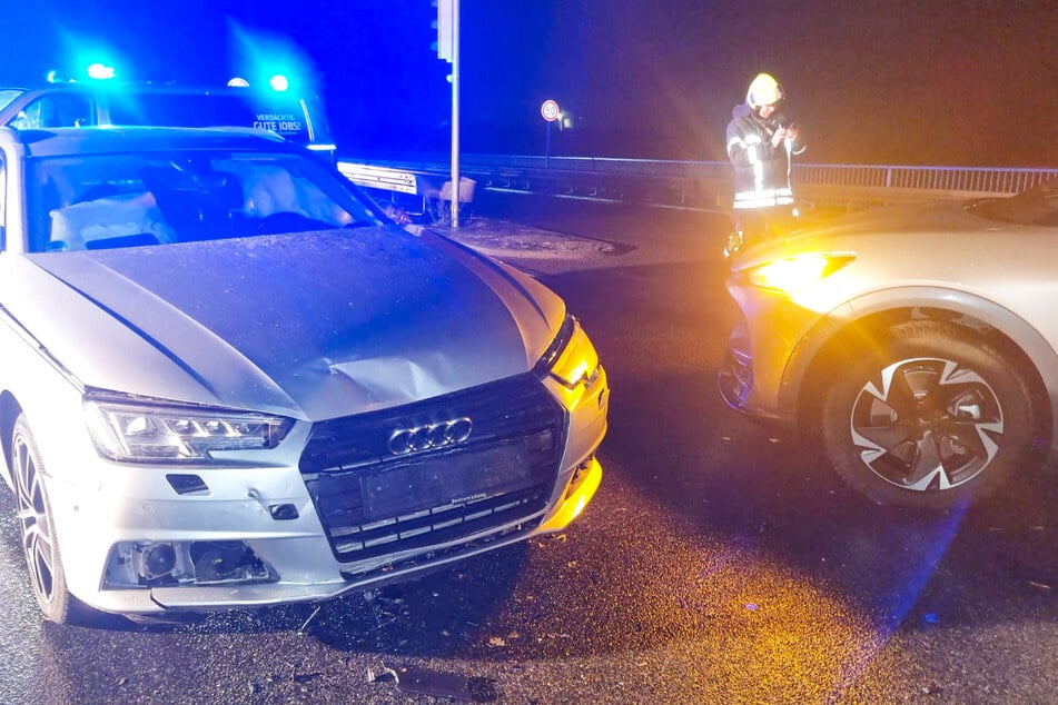 Beide Fahrzeuge wurden beschädigt, drei Personen leicht verletzt.