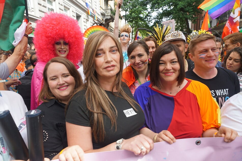 Bundestagsabgeordneten und trans-Frau Tessa Ganserer (46, Grüne) führte zusammen mit Gleichstellungsbeauftragte Katharina Fegebank (46, Grüne) die Demonstration an.