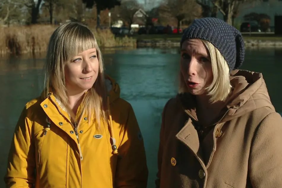 Erst nach mehreren Jahrzehnten entdecken Doris und Jessica (beide 35) ihre wahre Herkunft.