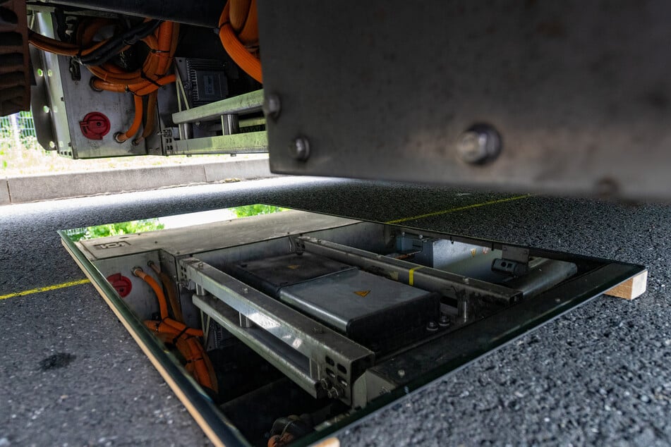 Im Müllwagen ist ein Kontaktsystem verbaut, das an den Ladepoller im Boden andockt.