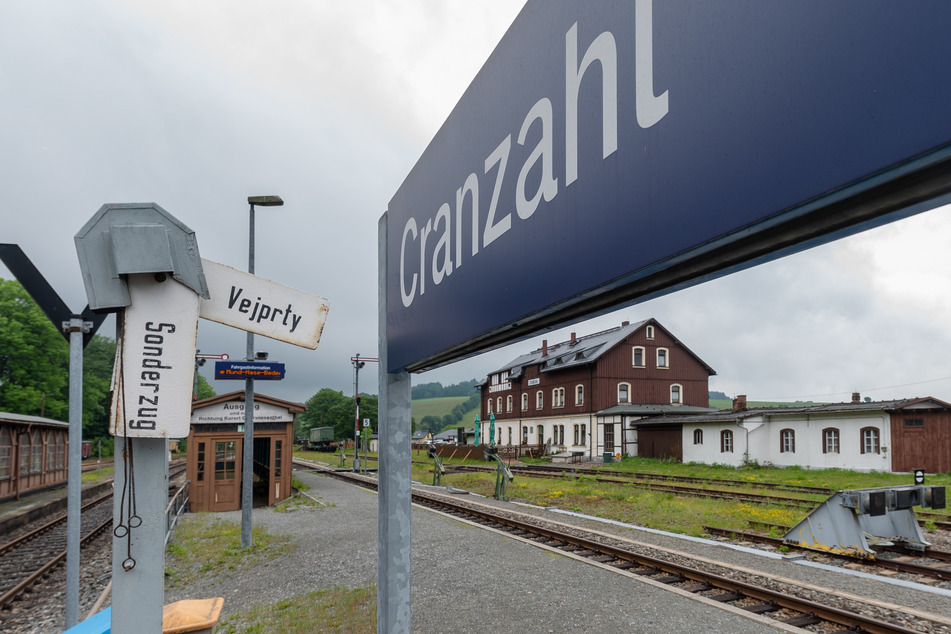 An Samstagen, Sonntagen und Feiertagen fährt der Zug dreimal am Tag von Cranzahl nach Tschechien.
