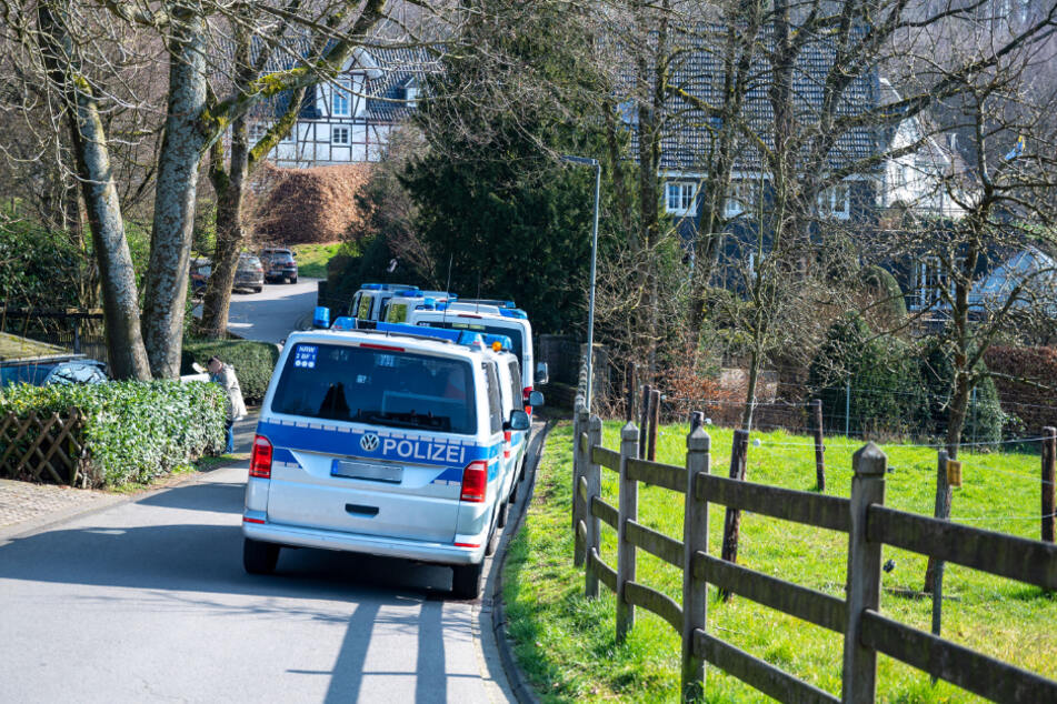 Die Polizei bei einer Razzia im März 2020 in Gummersbach.