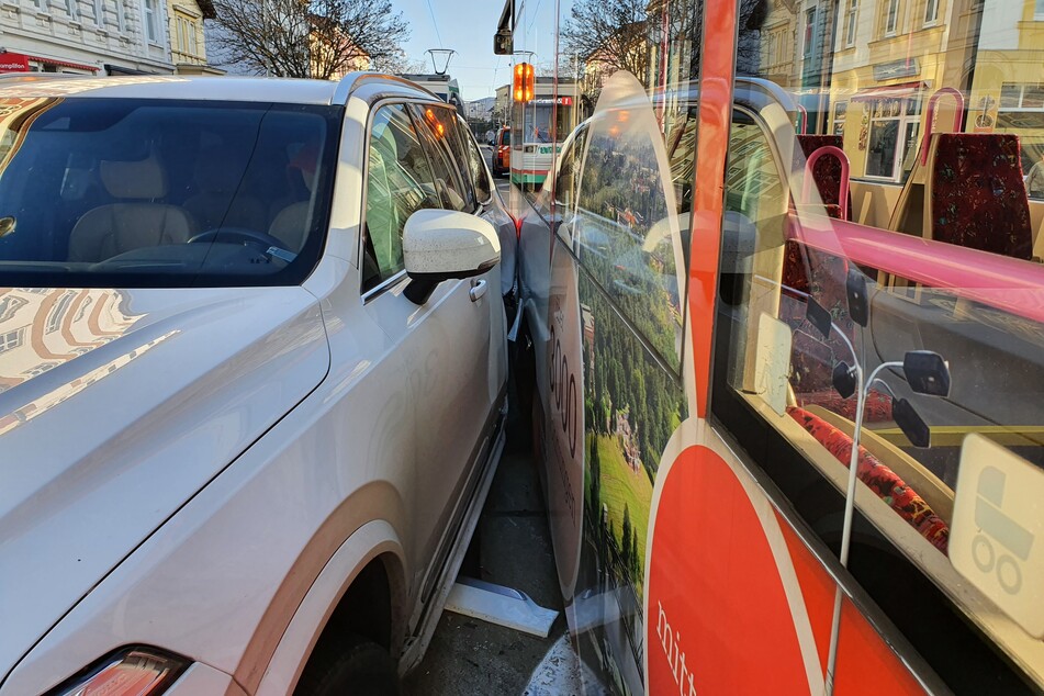 Der Volvo hatte die herannahende Straßenbahn übersehen.
