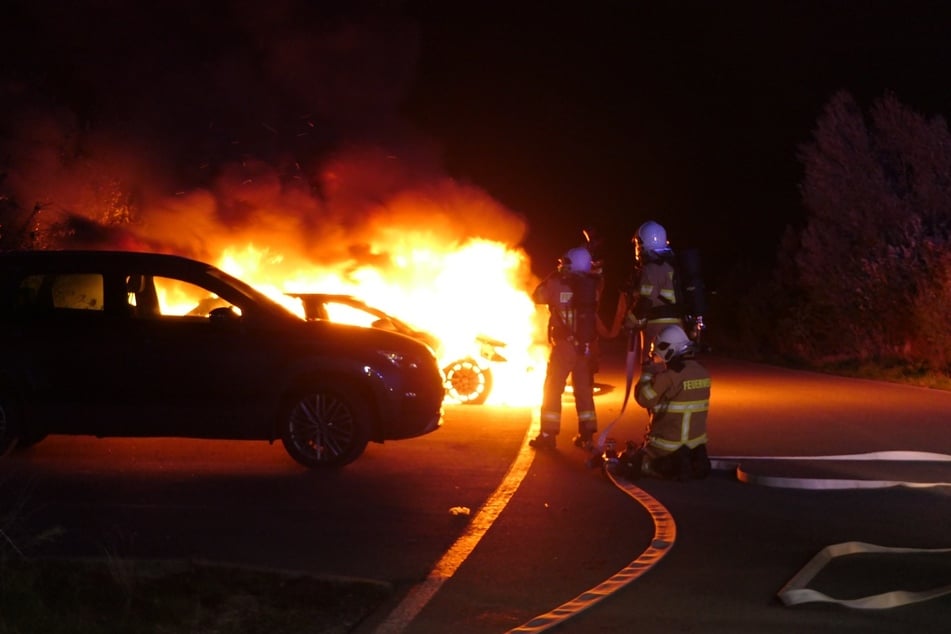 Der Audi stand beim Eintreffen der Feuerwehr in Vollbrand.