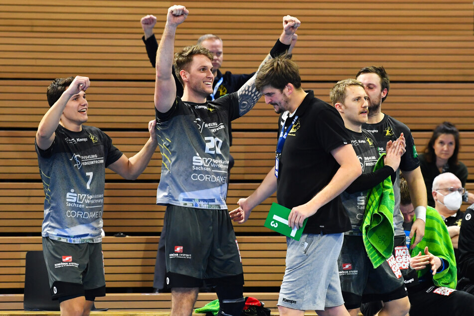 In der vergangenen Saison konnten die Dresdner - hier (v. l.) Oskar Emanuel, Nils Kretschmer, Trainer Rico Göde und Lukas Wucherpfennig einen Sieg gegen den TV Emsdetten feiern. Am Freitag auch wieder?