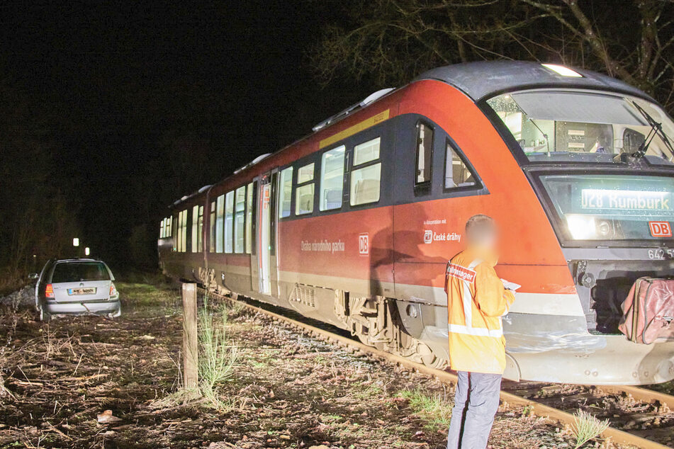 Die Regionalbahn U28 traf in kurze Zeit später ein, nachdem sich der 81-Jährige mit seinem VW in den Gleisen festgefahren hatte. Der Zugführer konnte nicht mehr rechtzeitig bremsen und kollidierte mit dem Wagen.