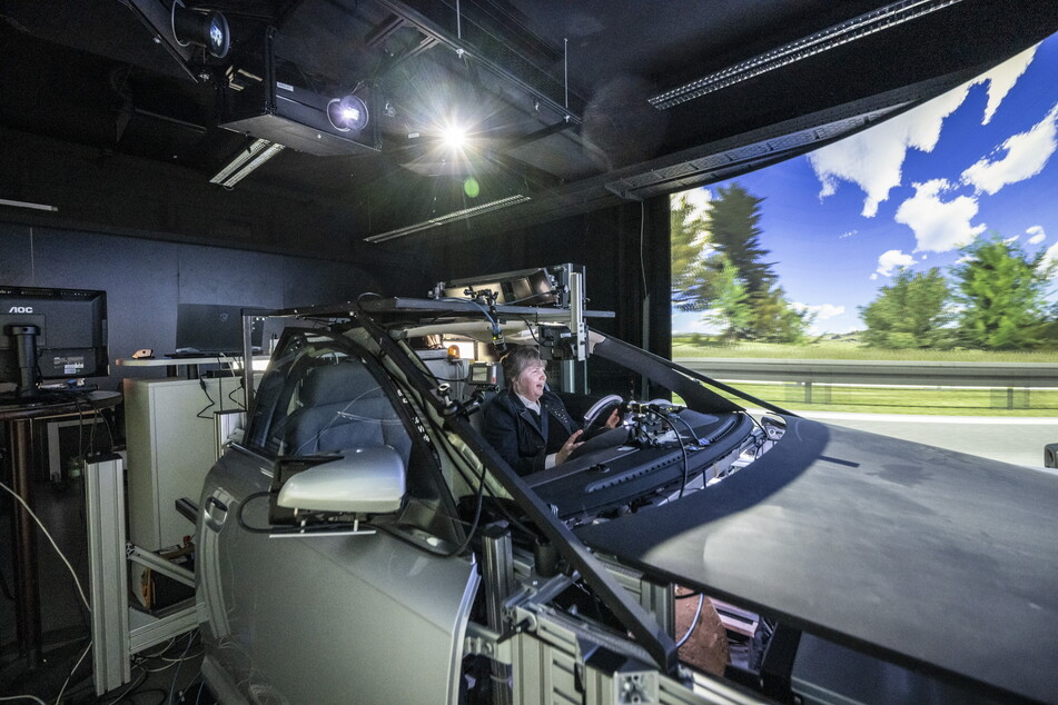 Eine sehr realistische 2-D-Visualisierung im 180-Grad-Sichtfeld des Fahrers sorgt für Autobahn-Feeling während der Tests.