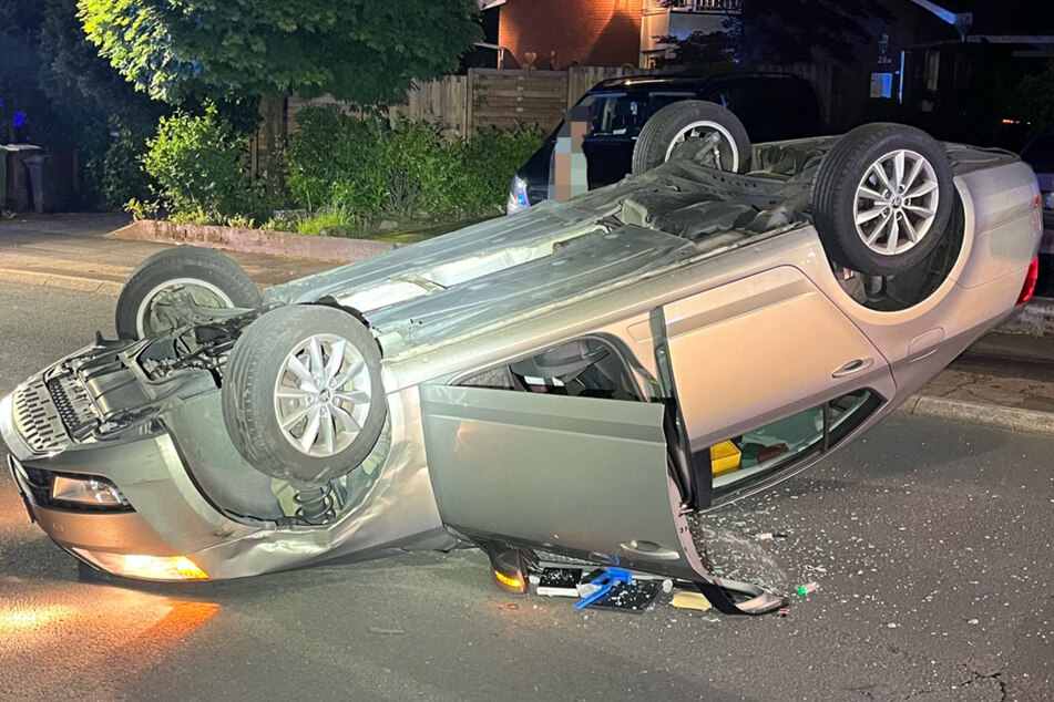 Ersthelfer befreiten den 36-jährigen Autofahrer aus seinem auf dem Dach liegenden Fahrzeug.