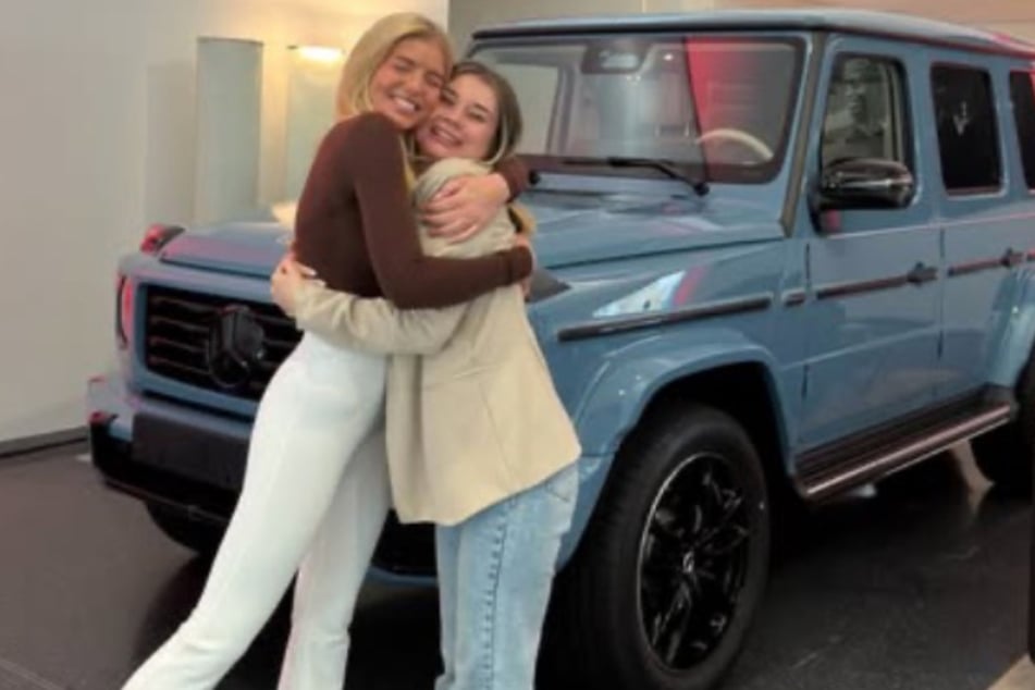 Die 25-Jährige hat sich eine hellblaue Mercedes G-Klasse gegönnt - und sich anschließend bei ihren treuen Fans bedankt.
