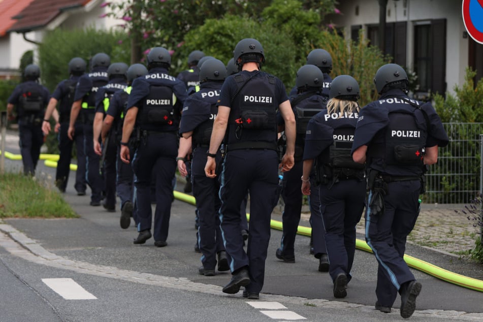 Die Polizei war mit einem Großaufgebot am Sonntagnachmittag vor Ort. Am Ende wurde unter anderem eine verbrannte Leiche entdeckt.