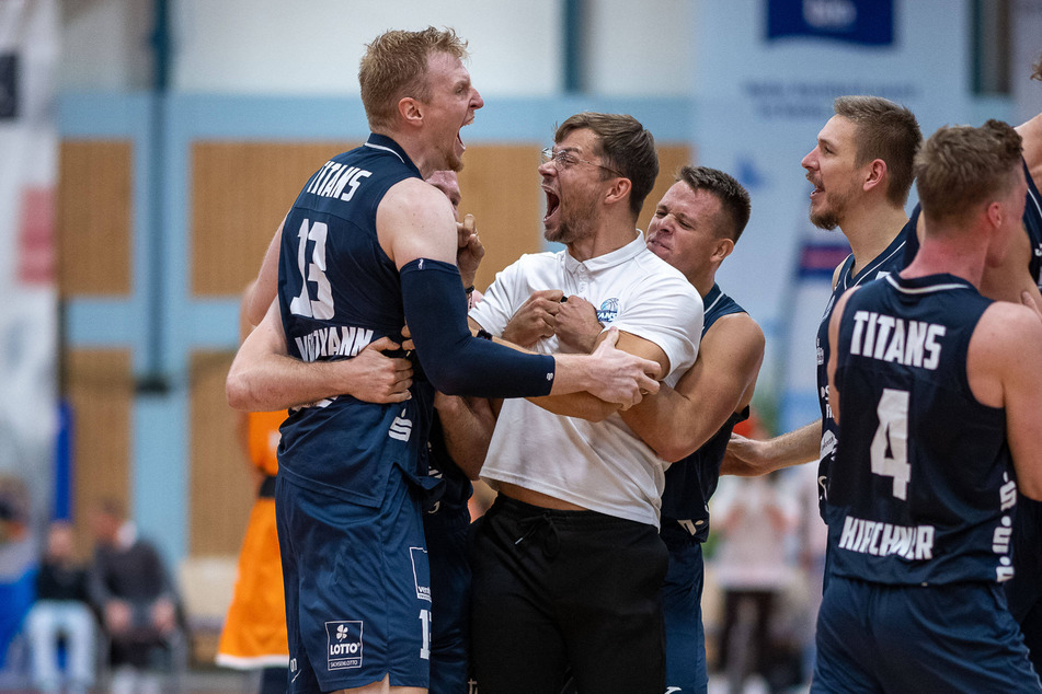 Georg Voigtmann (28, l.) und Coach Fabian Strauß (30, in Weiß) können nicht nur ausgelassen miteinander Siege feiern.