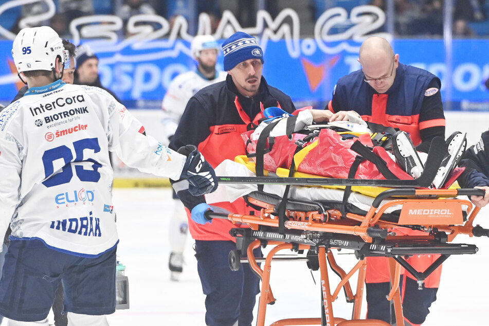 Nachdem Tim Söderlund (26) zunächst regungslos am Boden liegen blieb, wurde er mit einer Trage vom Eis gebracht.