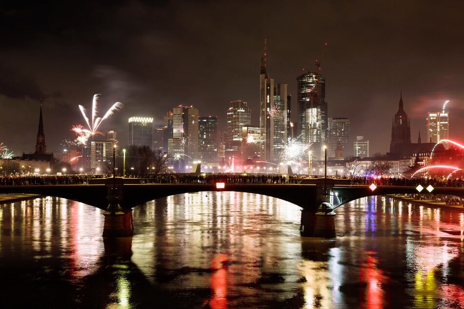 In der Silvesternacht sollte man auch in Frankfurt einen Schirm griffbereit haben.