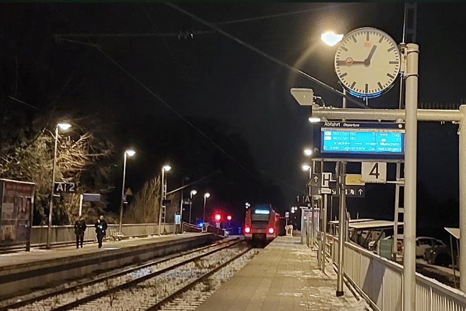 Am S-Bahnhaltepunkt Pullach im Landkreis München ist ein Mann (50) von einem Zug erfasst worden.