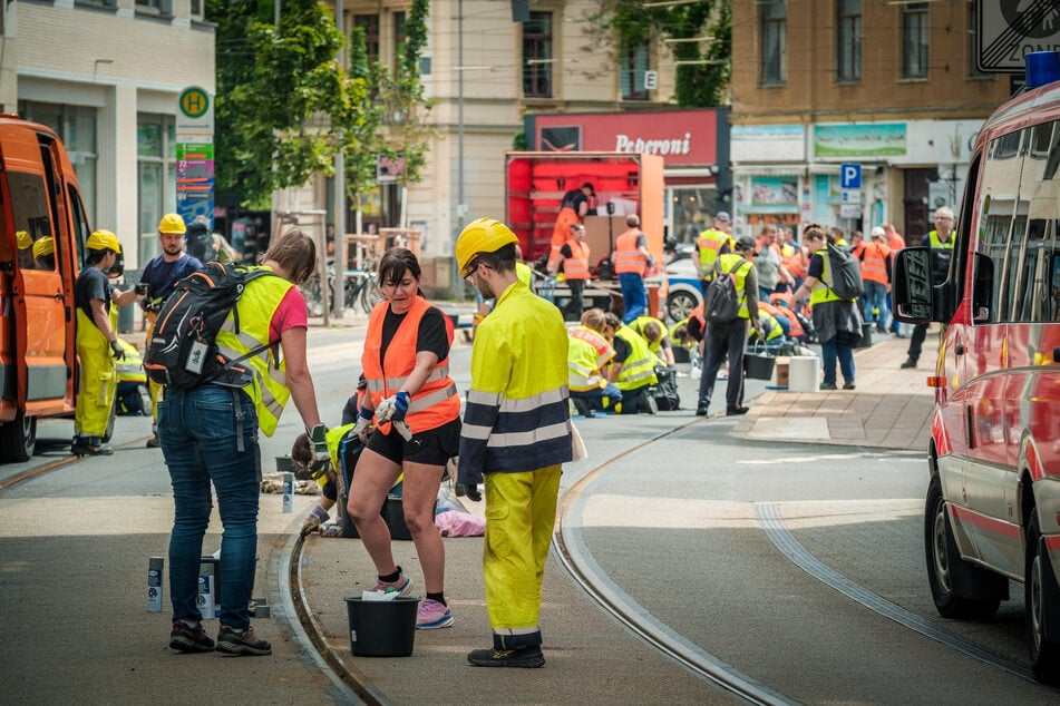 Auch an der Haltestelle Wintergartenstraße und in der Rosa-Luxemburg-Straße waren zahlreiche Helfer im Einsatz.