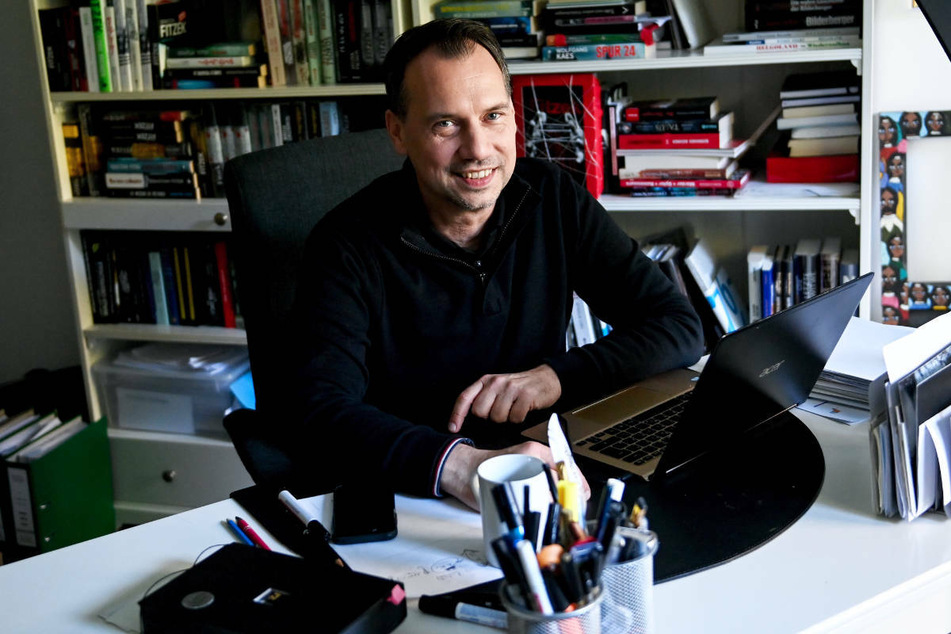 Sebastian Fitzek sitzt an seinem Schreibtisch in seinem Arbeitszimmer. Für Kritik hat der Thrillerautor seinen ganz persönlichen "Spamfilter".