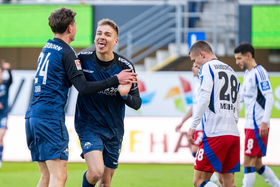 Paderborns Filip Bilbija (2.v.l.) dreht nach seinem Führungstreffer gegen den HSV zum Jubeln ab. Wie im Hinspiel traf er auch im Rückspiel gegen seinen Ex-Klub.