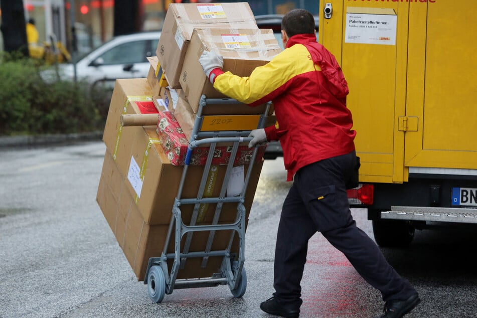 Wird heute nicht zweimal klingeln: Paketzusteller von DHL bei der Arbeit. (Archivbild)