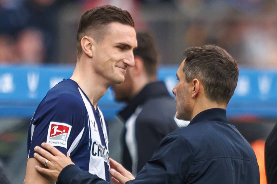 Stefan Leitl (r.) schwört Niklas Kolbe (28) vor dessen Einwechslung noch einmal auf seine neue Rolle ein.