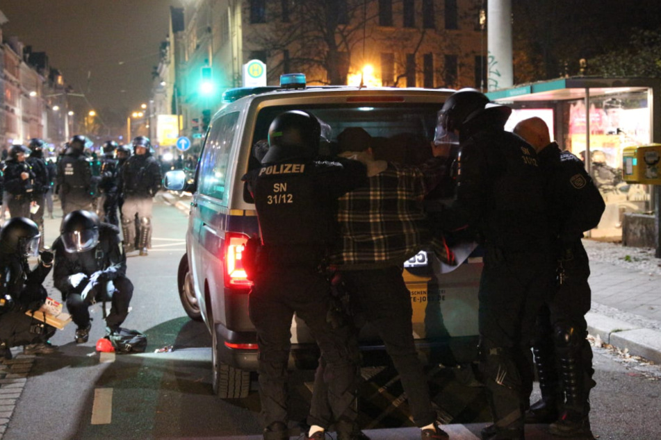 Auch gegen Polizeibeamte wird ermittelt, unter anderem wegen Körperverletzung im Amt.