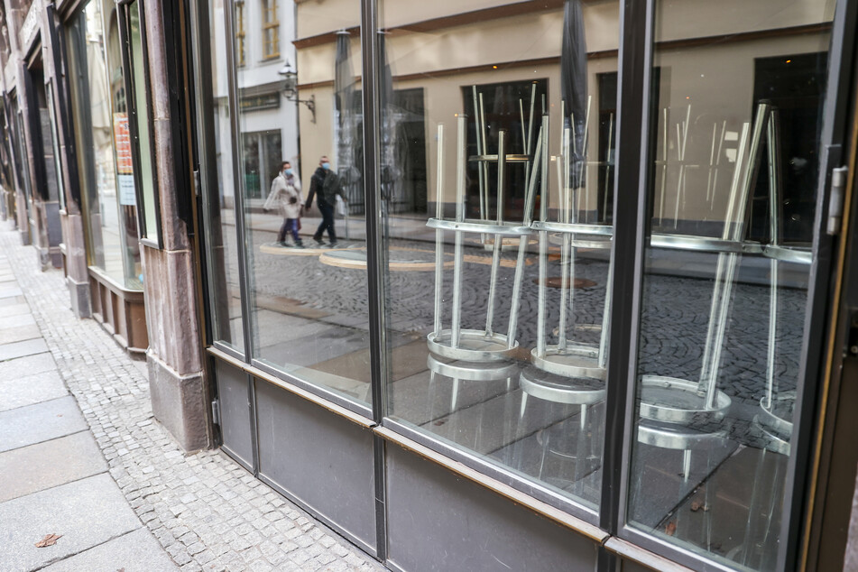 Sachsen, Leipzig: Barhocker sind in einer Kneipe gestapelt.