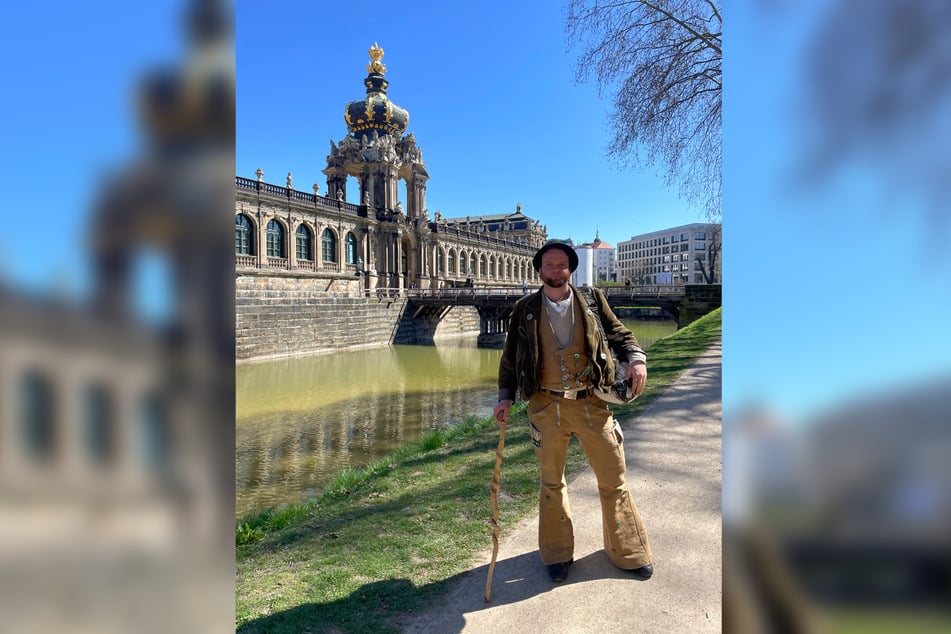 Die Zunftkleidung auf der Walz hat immer eine besondere Bedeutung:. So steht Marius' (33) beige Kleidung für das Steinmetz-Handwerk. Die Weste mit acht Perlmutt-Knöpfen steht für den "Acht-Stunden-Arbeitstag".