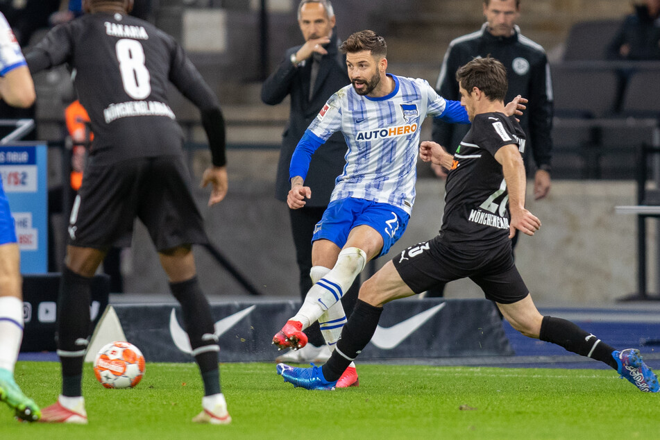 Nur zweiter Sieger: Im Zweikampf um den Ball kommt Gladbachs Jonas Hofmann (29, r.) gegen den Berliner Marvin Plattenhardt (29, 2.v.r.) zu spät.