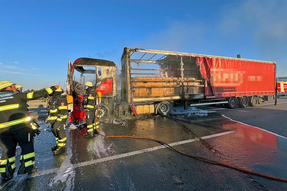 Die ausgelaufenen Betriebsstoffe drangen so tief in den Asphalt ein, dass nun die Fahrbahn erneuter werden muss.