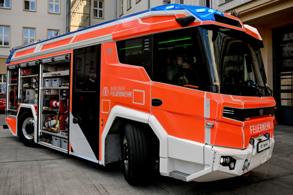Das Lösch- und Einsatzfahrzeug mit Elektromotor der Firma Rosenbauer steht auf der Feuerwache in Mitte.