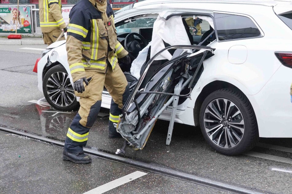 Der Toyota wurde durch die Wucht des Zusammenstoßes stark beschädigt.