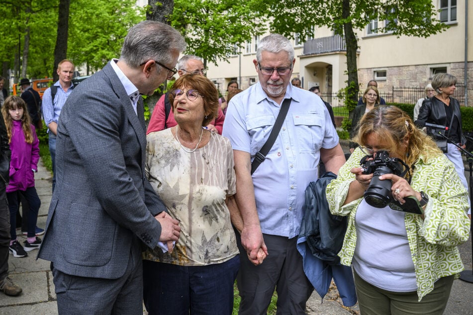 Bürgermeister Ralph Burghart bedankt sich bei Tana Sachs (87), Tochter der verstorbenen Hanna Luise Sachs.