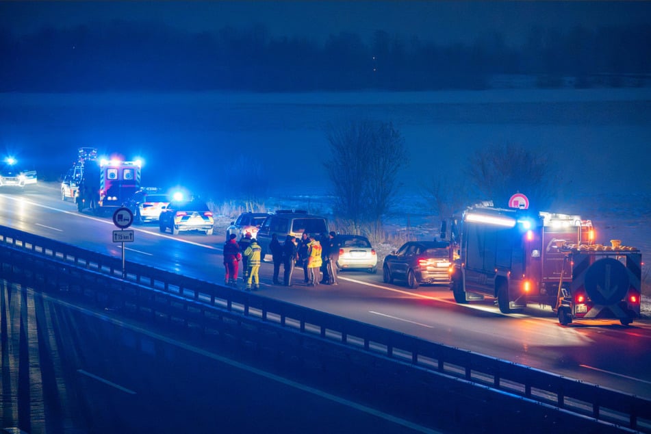Zahlreiche Einsatzkräfte sind nach dem mutmaßlichen Sprengstofffund stundenlang auf der A3 im Einsatz.