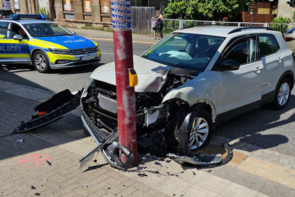 Crash in Chemnitz: Skoda kracht gegen Ampel