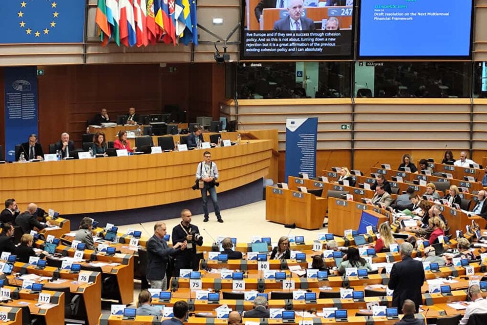 Thomas Schmidt bei seiner Rede im Ausschuss der Regionen. Die Abstimmung fand im Sitzungssaal des Europäischen Parlaments statt.