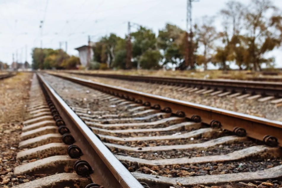 Am Bahnhaltepunkt Großfurra schlief ein 38-Jähriger auf einer Matratze im Gleisbereich. (Symbolbild)