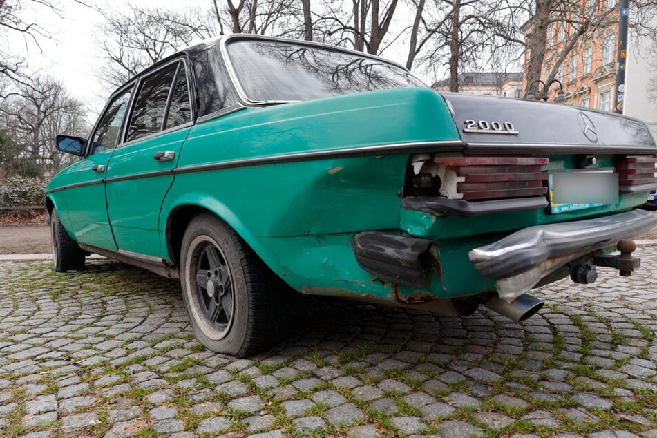 Der verlassene grüne Mercedes vom Sonnenberg wurde 2024 Opfer eines Unfalls.