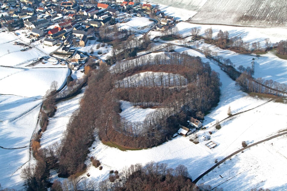 Die Ostroer Schanze bei Panschwitz-Kuckau zählt zu den bedeutendsten prähistorischen Burgen Sachsens. Ihre Erstbesiedlung fand am Übergang von Bronze- zu Eisenzeit statt. Etwa 2000 Jahre später ließen sich Slawen dort nieder.