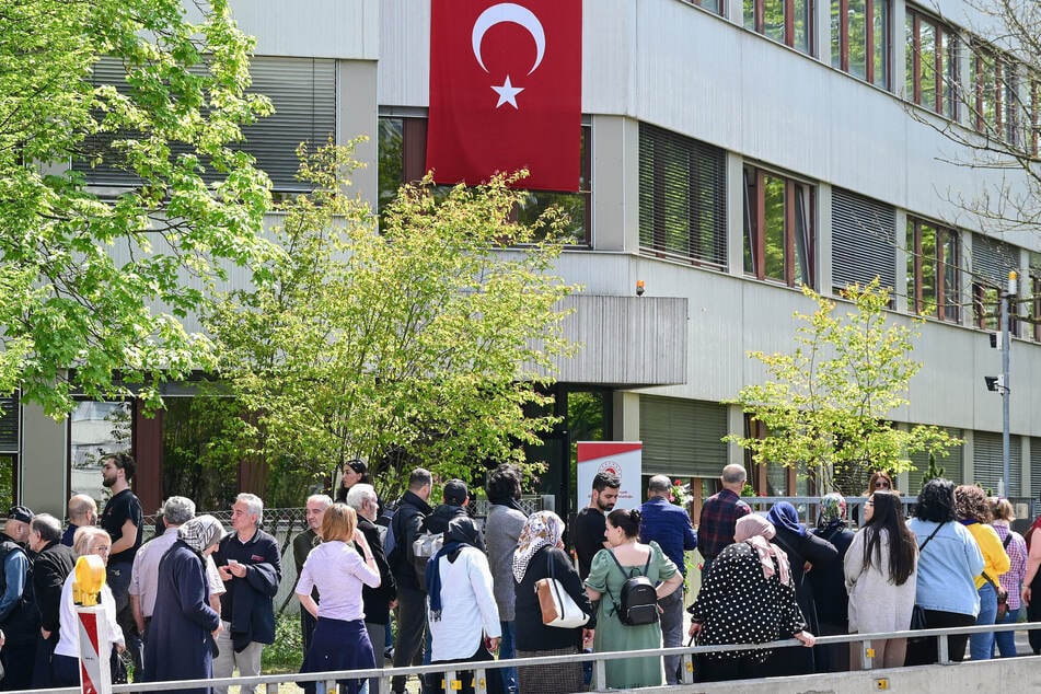 Türken im Ausland konnten bis zum 9. Mai ihre Stimmen abgeben. Hier stehen Wähler und Wählerinnen in Deutschland Schlange. (Archivbild)