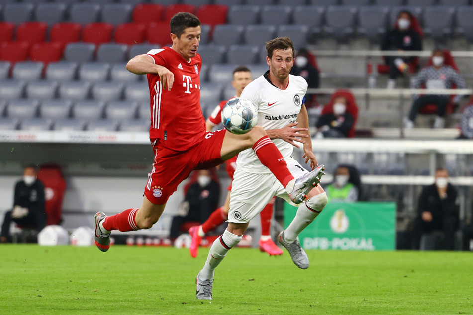 Münchens Robert Lewandowski (l.) gegen Frankfurts David Abraham in Aktion.