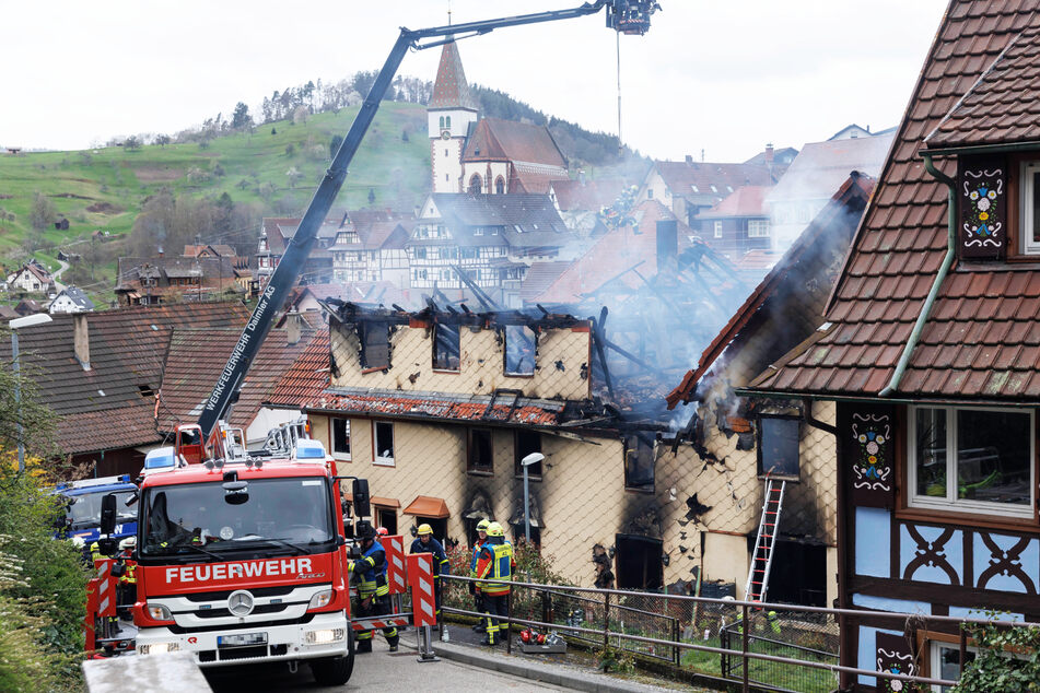 Stuttgart: Brand in Gernsbach: Polizei äußert Verdacht auf Identität der drei Toten