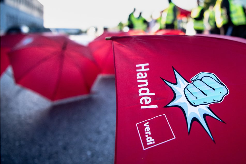 Regenschirme mit der Aufschrift "Handel ver.di" liegen auf dem Boden. In Thüringen haben Mitarbeiter aus Einzelhandel gestreikt. (Symbolfoto)