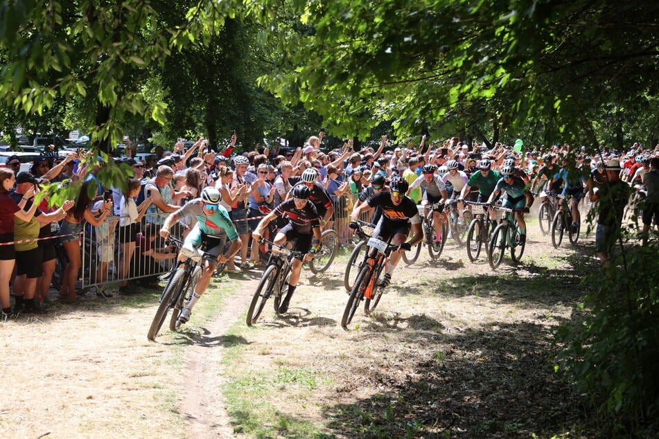 Vollgas am Stausee: So wild ging es ins Vorjahr beim Start der Achterteams zu.