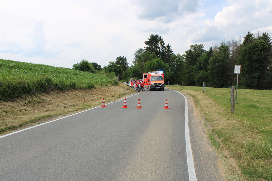 Der Motorradfahrer verunglückte in einer Rechtskurve, überschlug sich und rutschte über die Fahrbahn.