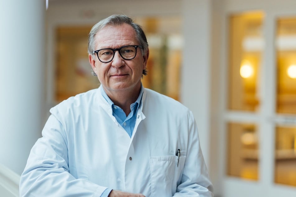 Nach insgesamt 42 Jahren als Mediziner geht Prof. Martin Kostelka (68) in diesem Monat in den Ruhestand.