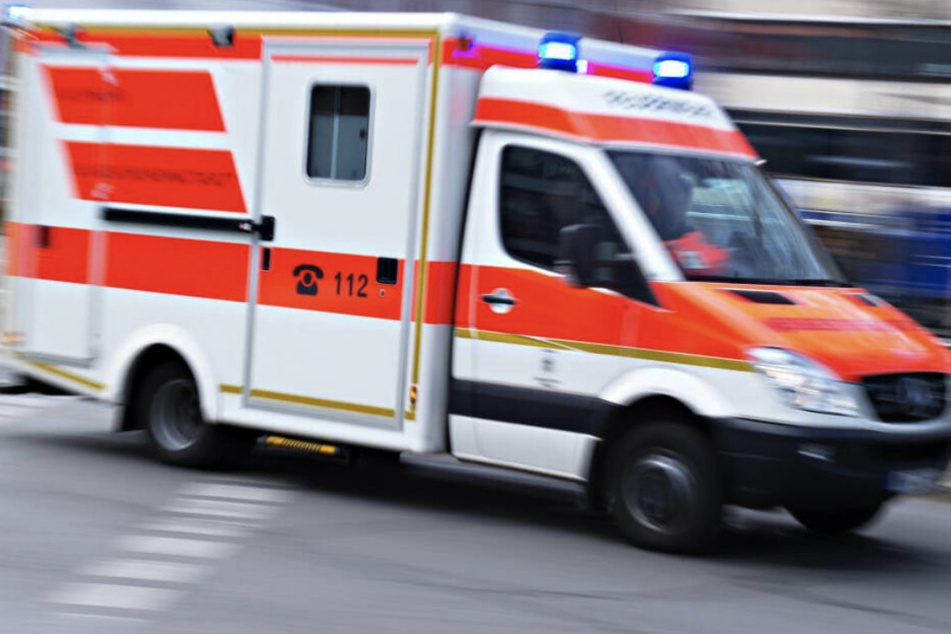 Zwei Personen wurden bei dem Unfall auf der Brandenburger Straße verletzt und mussten in ein Krankenhaus verbracht werden. (Symbolbild)
